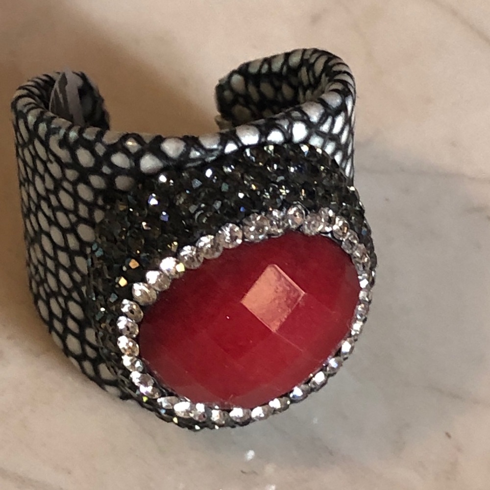 Leather ring with jade
